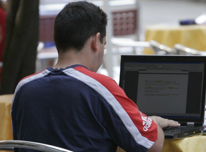 Un joven, con un ordenador