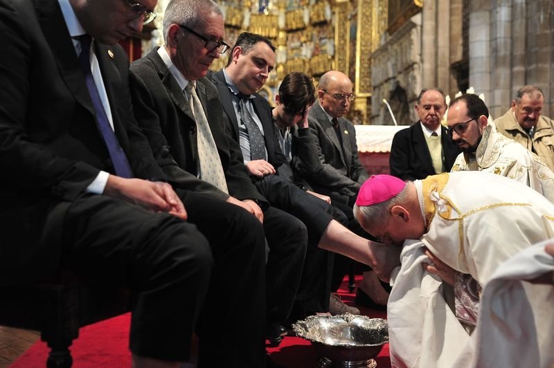 El obispo lavó los pies a doce personas en la Catedral, en la celebración del Jueves Santo.