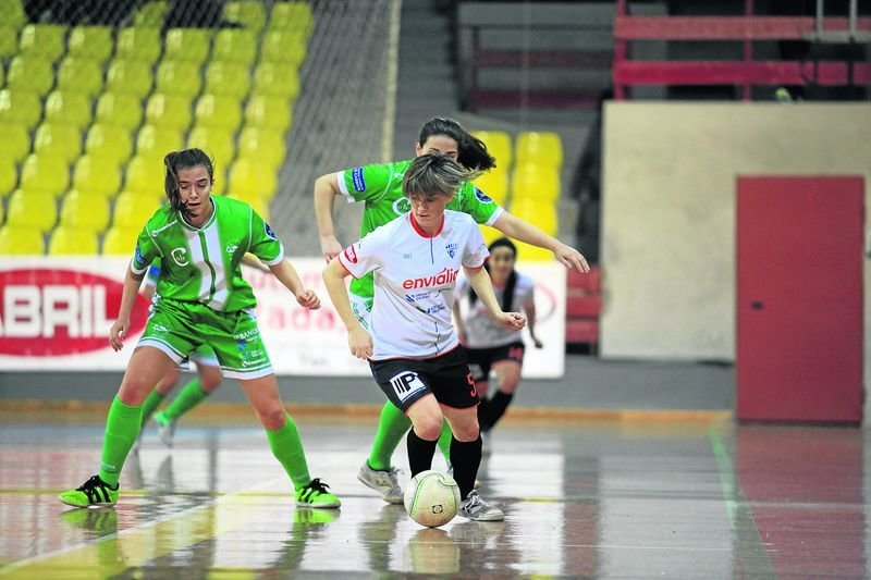 La jugadora del Ourense Envialia, Bea Seijas, controla el balón en el derbi ante el Burgas de la liga pasada.