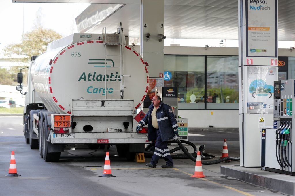 Un camión de combustible en una gasolinera de Lisboa.