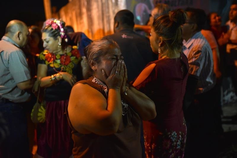 Familiares de las personas asesinadas en una fiesta en México.