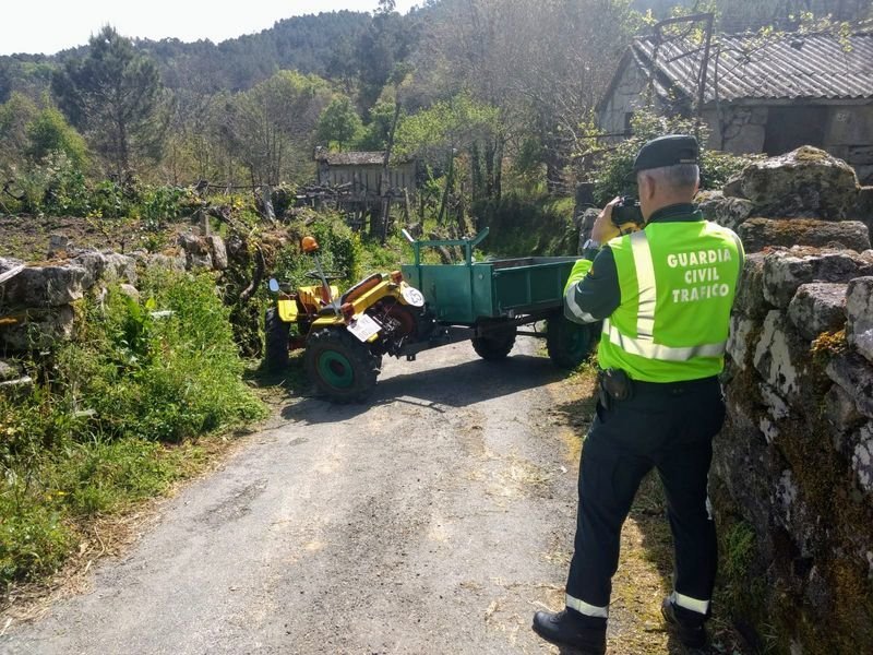 El tractor que se salió de la vía en un camino, en Lobios.