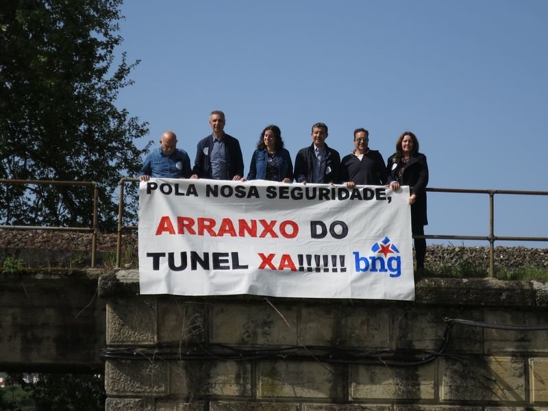 Miembros del partido nacionalista, en el puente de Barrocás.