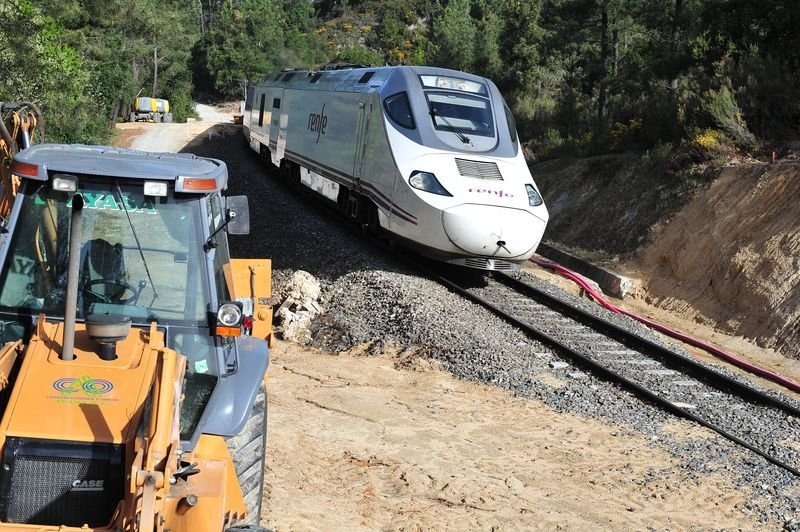 Las obras en el tramo de Seixalbo no han impedido la circulación de trenes hasta ahora (JOSÉ PAZ).
