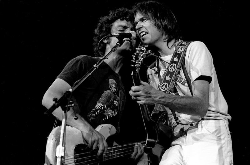 El idilio entre la banda Crazy Horse y Neil Young suma otro capítulo con la publicación de un nuevo trabajo de estudio.