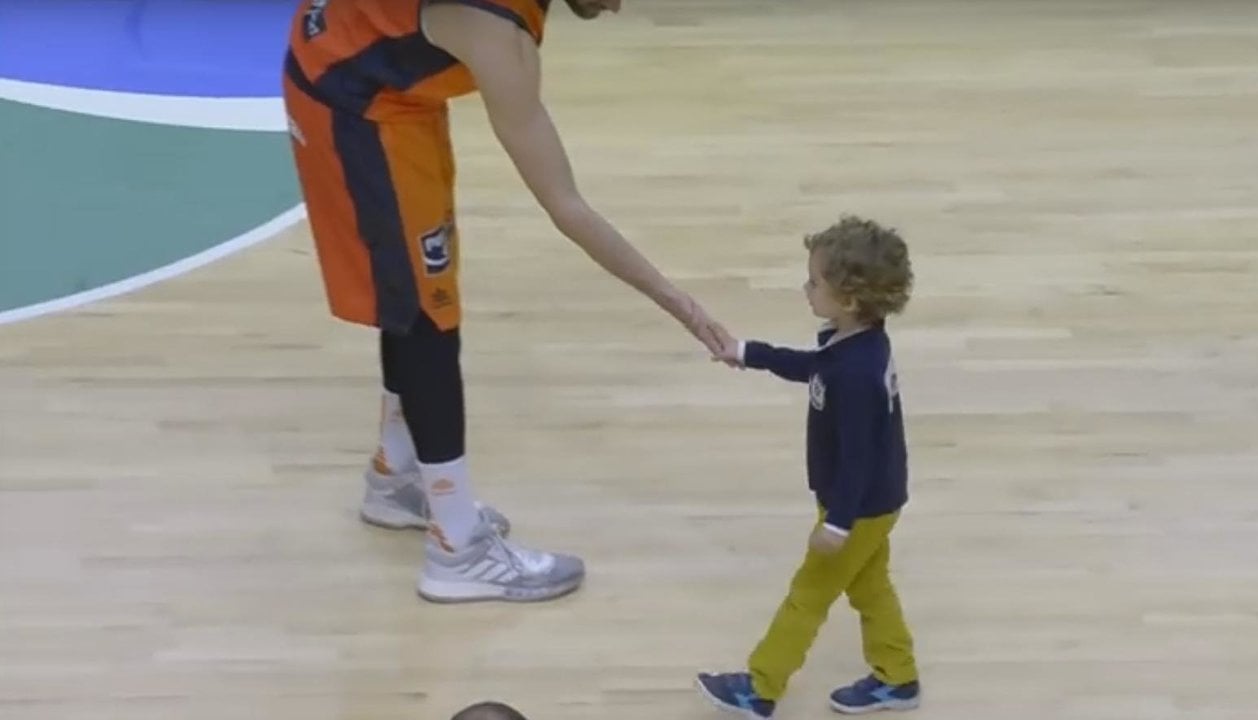 El pequeño aficionado que se coló en el Valencia Basket - Iberostar Tenerife.