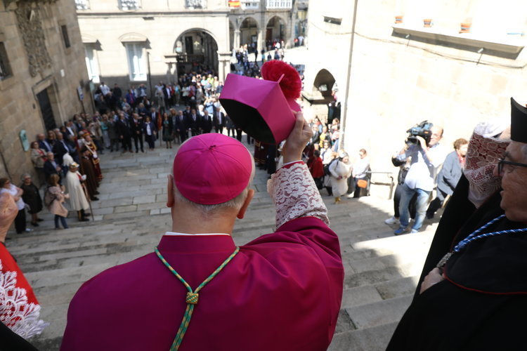 El obispo saluda a la corporación municipal desde la puerta de la iglesia de Santa María la Mayor (JOSÉ PAZ).