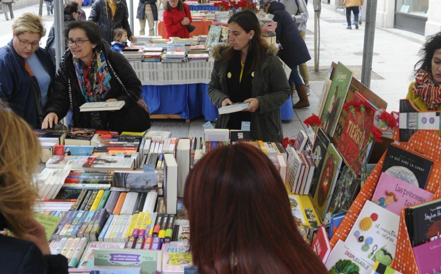 Los libreros sacaron sus puestos, un año más, en la calle del Paseo (MARTIÑO PINAL).