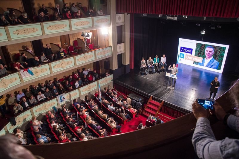 O candidato do BNG á Alcaldía de Ourense, Luís Seara, intervén no mitin nacionalista (ÓSCAR PINAL).