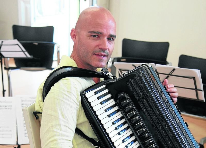 Víctor Prieto posa con su acordeón.