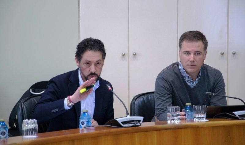 El parlamentario popular Moisés Blanco y Jacobo Moreira, durante su intervención.