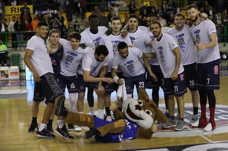Los jugadores del COB celebran la clasificación para el play off con la mascota, O Lobo (JOSÉ PAZ).