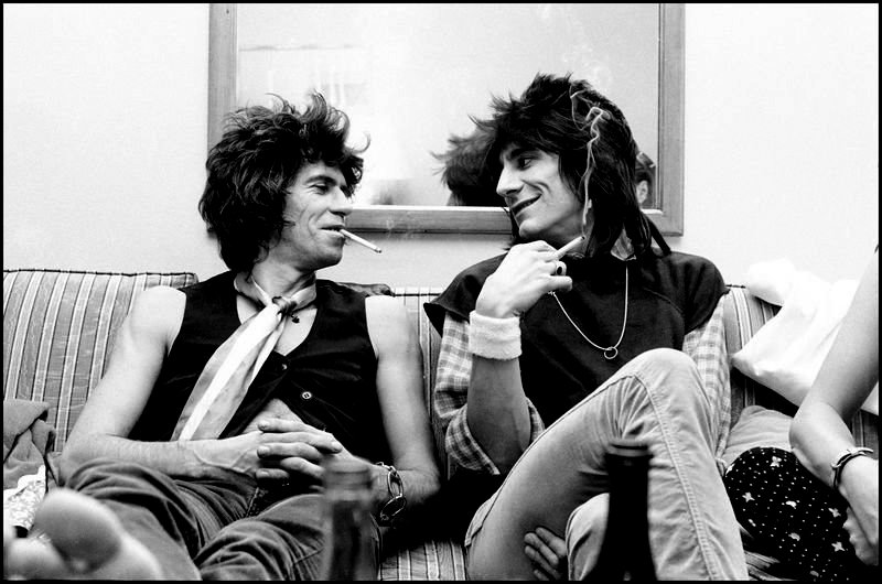 Fueron presentados como The New Barbarians y era un grupo en el que actuaban como cantantes y guitarristas Ronnie Wood y Keith Richards
