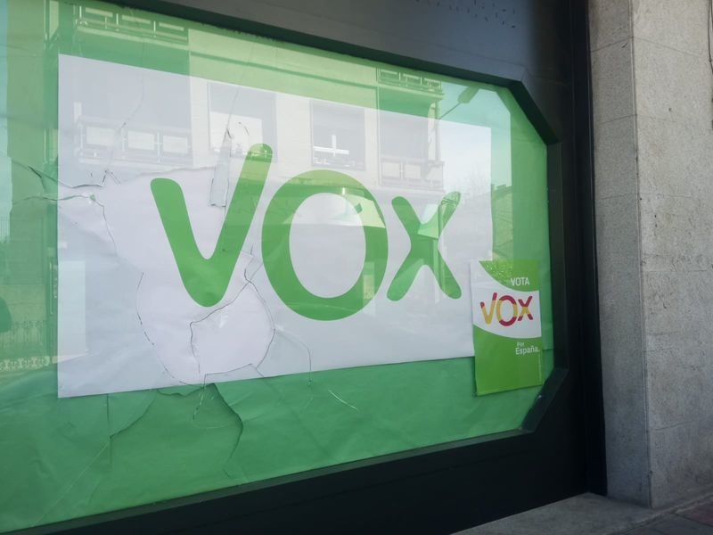 Cristalera de la sede de Vox en Verín, dañada.