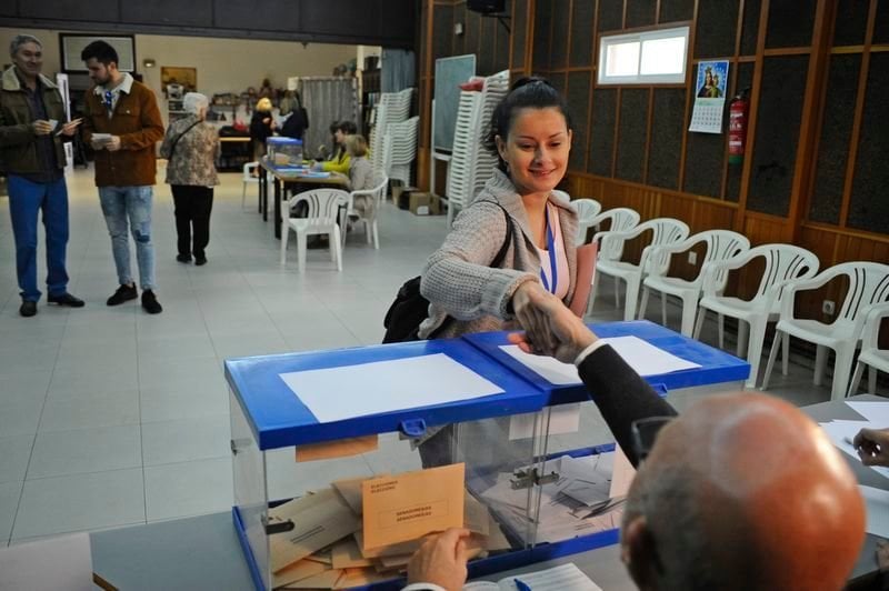 La candidata de Podemos, Ledicia Piñeiro, votó en As Caldas (MARTIÑO PINAL).