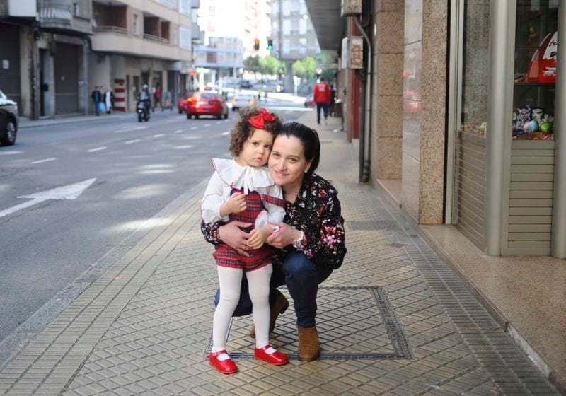 La pequeña Noa, con su madre, Manoli Alonso (MARTIÑO PINAL).