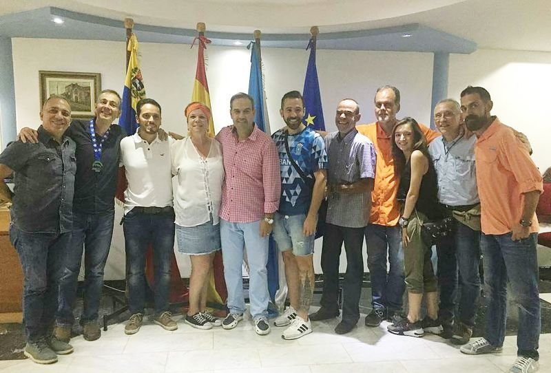 José Antonio Alejandro, en el centro de la imagen, con el resto de miembros de la junta directiva.