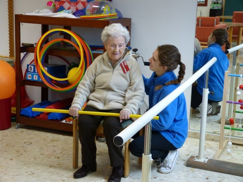 Los mayores trabajan sus habilidades físicas en el centro de día de Cruz Roja.