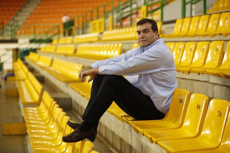 El presidente del Club Ourense Baloncesto, Camilo Álvarez, en la grada del Pazo (XESÚS FARIÑAS).