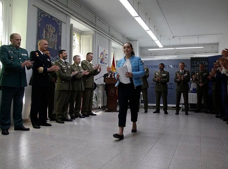 Sandra Salgado, la ganadora del concurso escolar, aplaudida por las autoridades civiles y militares (MIGUEL ÁNGEL).