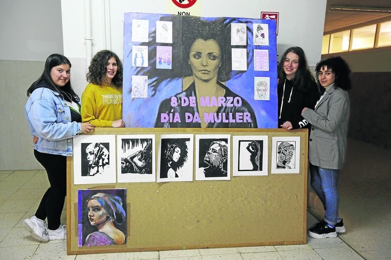 Un grupo de alumnas muestra los dibujos que este año realizaron en el Día de la Mujer, donde presentaron a diversas mujeres en distintas situaciones y contextos.