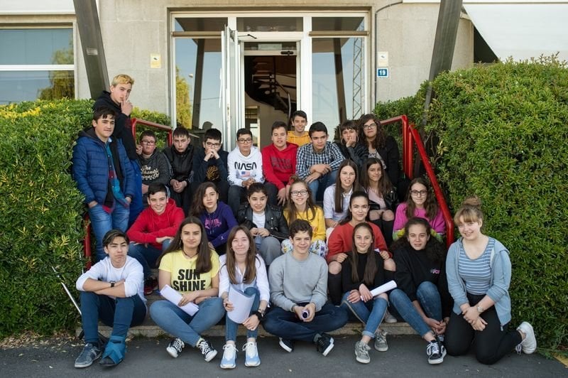El grupo de alumnos y alumnas del IES Cidade de Antioquía a su llegada a las instalaciones de La Región y Telemiño (ÓSCAR PINAL).