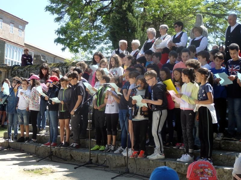 Os alumnos e alumnas de 5º, no momento de presentar as súas coplas no Campo da Barreira.