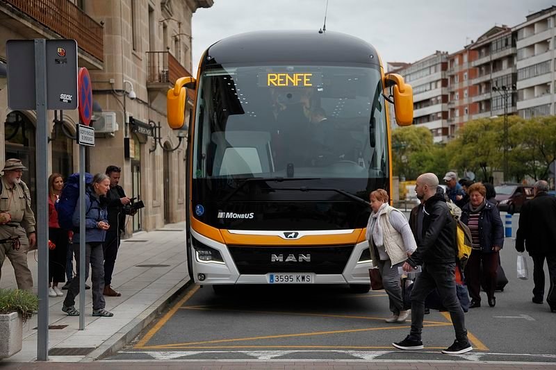 Pasajeros bajan de un autobuses en la estación de Ourense-Empalme.