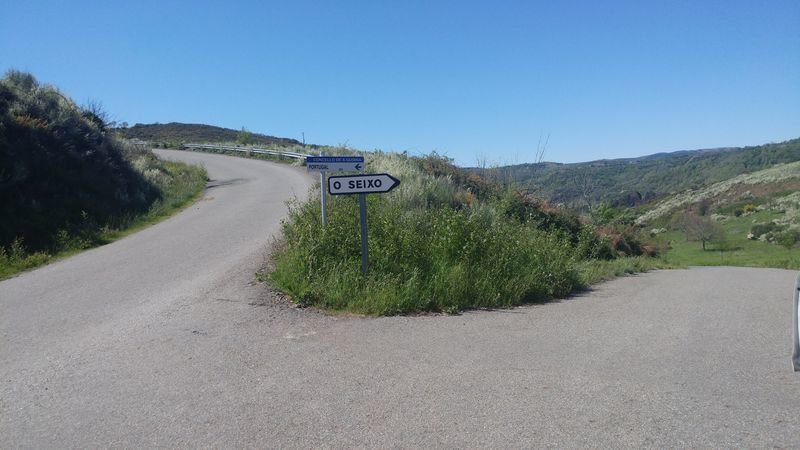 La carretera que conduce a Portugal desde el municipio de A Gudiña. Estrecha y sin señales pese a las múltiples curvas y pendientes.