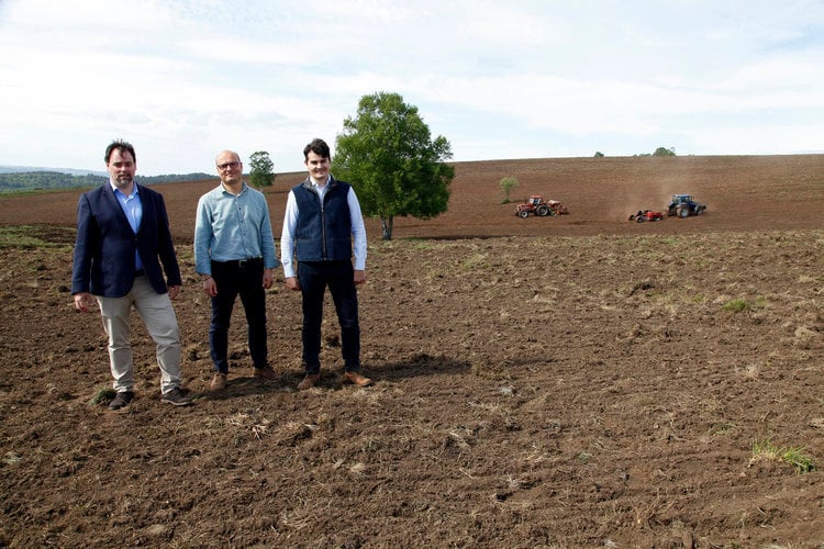 David Pereira, Ernesto Sánchez y David Robledo, responsables del proyecto de cultivo de cereales ecológicos.