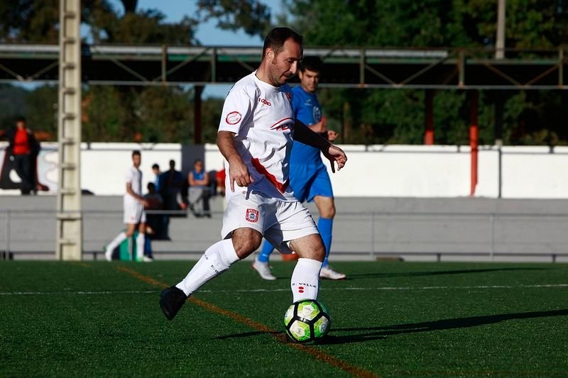 El centrocampista del Velle, David Gil, lleva cabo un pase en un partido disputado en el Monte da Aira (MIGUEL ÁNGEL).