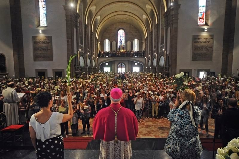 Más dos mil fieles se congregaron este domingo en la Iglesia de Fátima para celebrar la Misa de las Madres (MARTIÑO PINAL).