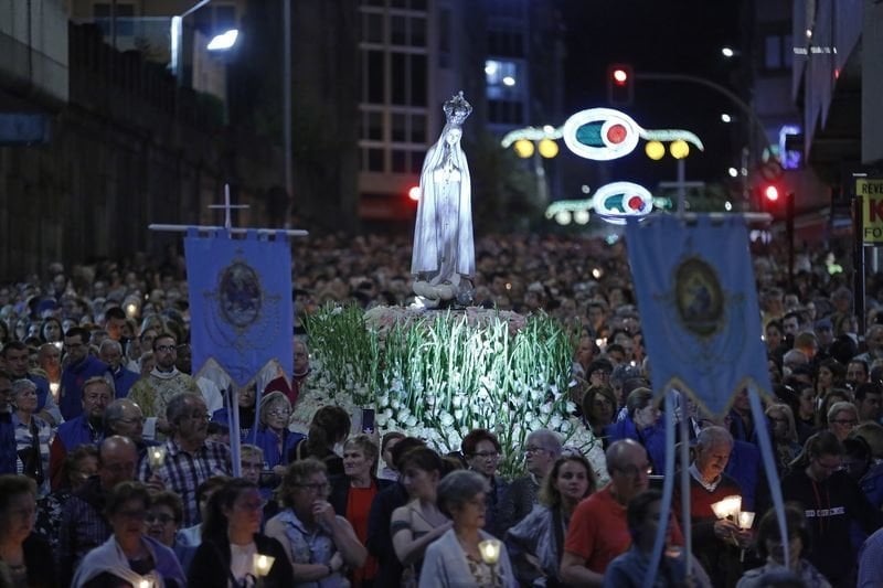 La Virgen de Fátima, acompañada en su recorrido hacia la Catedral por miles de ourensanos como cada año (XESÚS FARIÑAS).