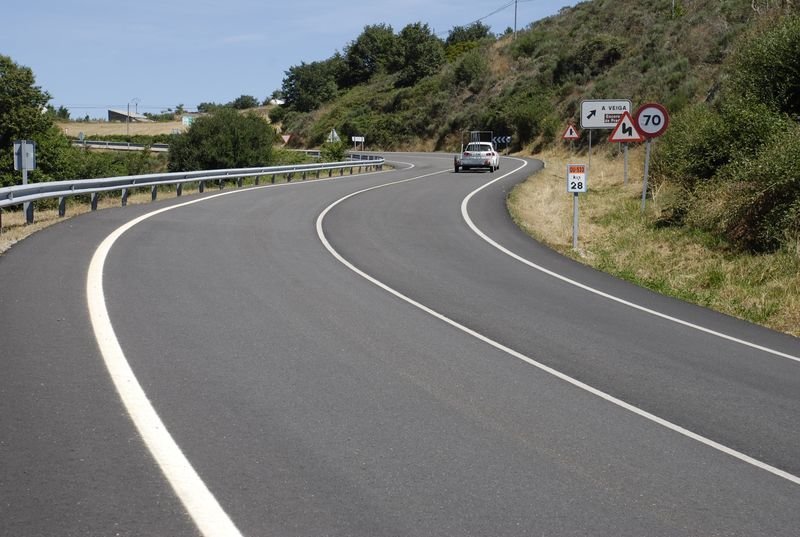 Carretera OU-533, de alta montaña, y cuya mejora permitiría acercar el AVE a la zona oriental y El Bierzo.