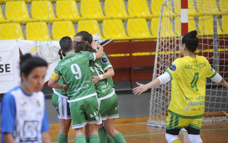 Las jugadoras del Burgas celebran uno de los goles ante el Valdetires (MIGUEL ÁNGEL).
