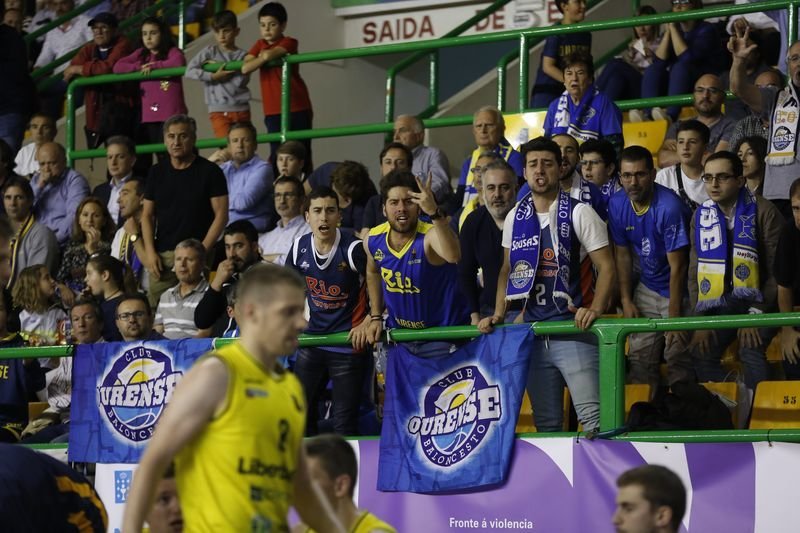Varios seguidores del COB reclaman falta en una acción del jugador del Oviedo, Roope Ahonen (XESÚS FARIÑAS).