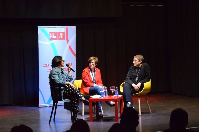 Laura Seara, Elvira Lama e Berta Ojea durante o acto de presentación.