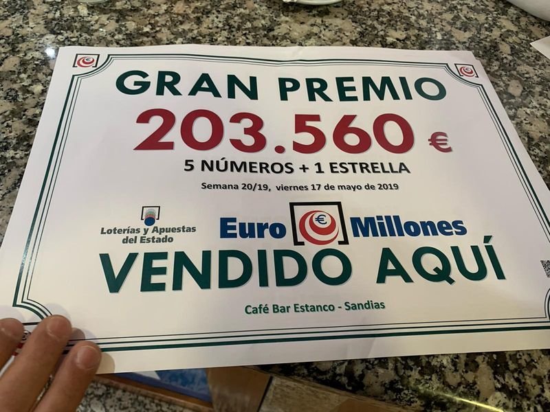 El cartel que anuncia el acertante de la Euromillones en Sandiás.
