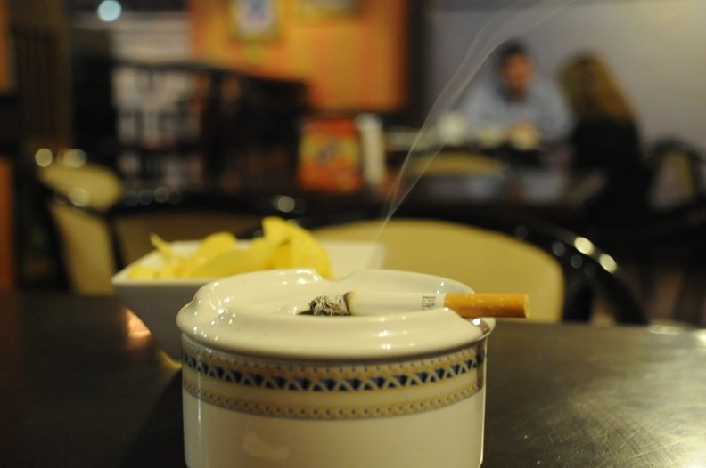 Un cigarrillo en el cenicero de un bar, cuando aún se podía fumar en los bares.