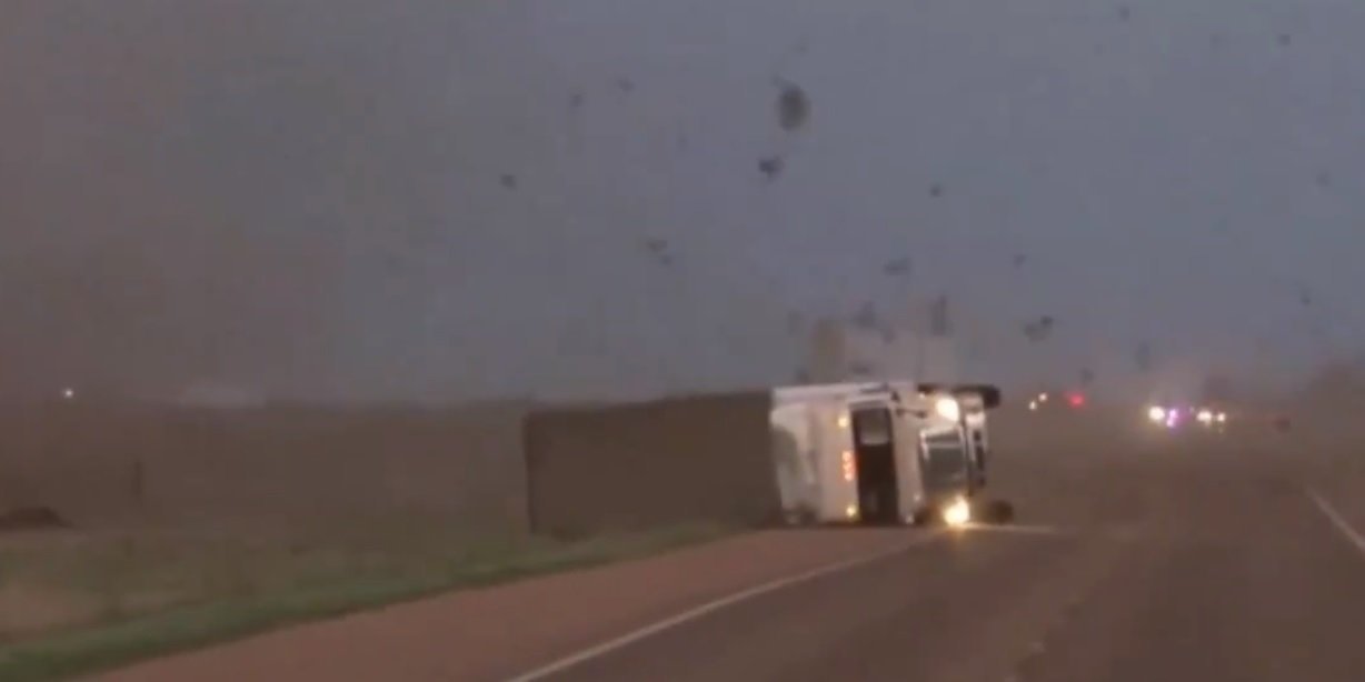 Un camión volcado en Kansas por un tornado.