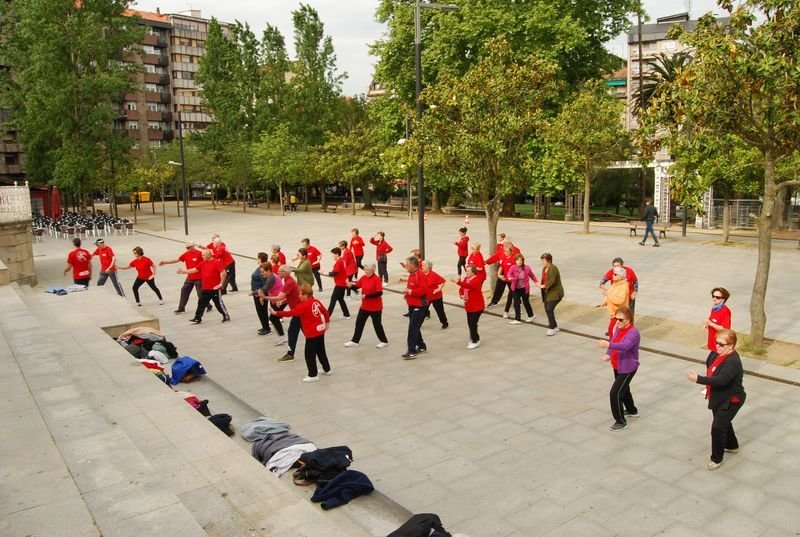 Un grupo de participantes en la actividad de taichí practicada en el Posío (LUIS EIRIZ).