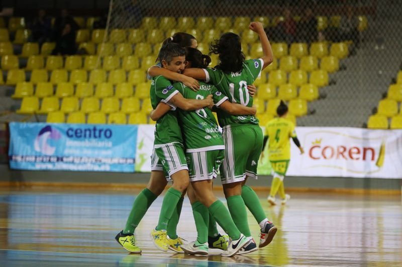 Las jugadoras del Burgas celebran un gol en Os Remedios (IVÁN DACAL).