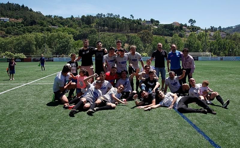 Los jugadores y el cuerpo técnico del Ourense CF B celebrando, en Oira, el ascenso a Primera (MIGUEL ÁNGEL).