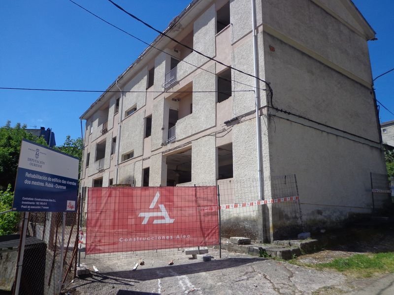 Trabajos de rehabilitación de las viviendas de los maestros, en Rubiá.