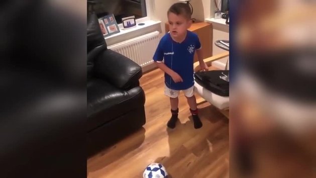 El menor que se saca un diente jugando al fútbol.
