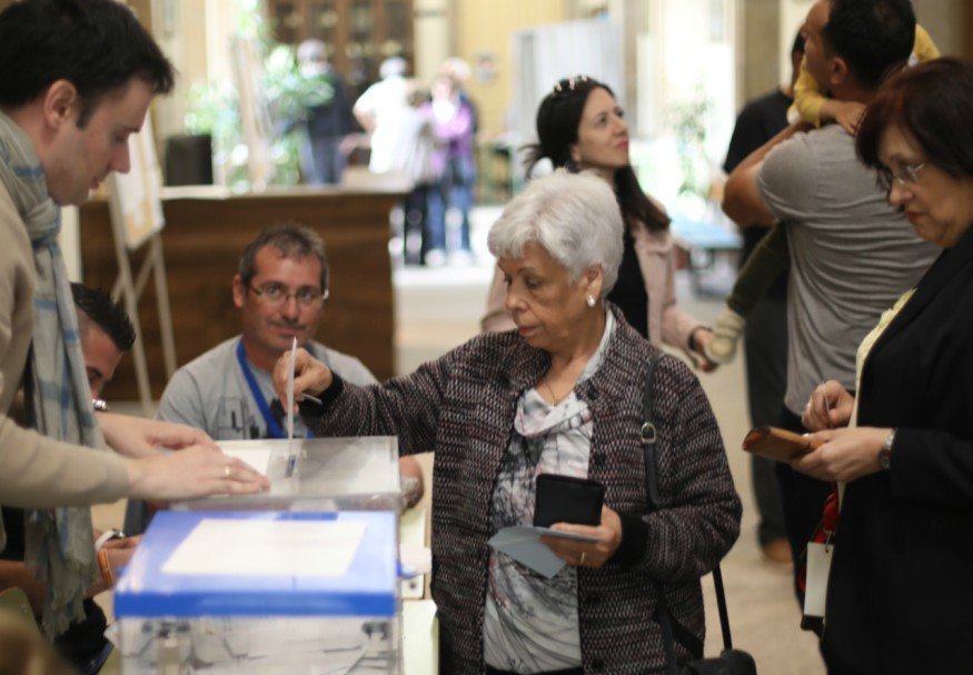 Una mujer vota el pasado domingo, en el IES Otero Pedrayo (JOSÉ PAZ).