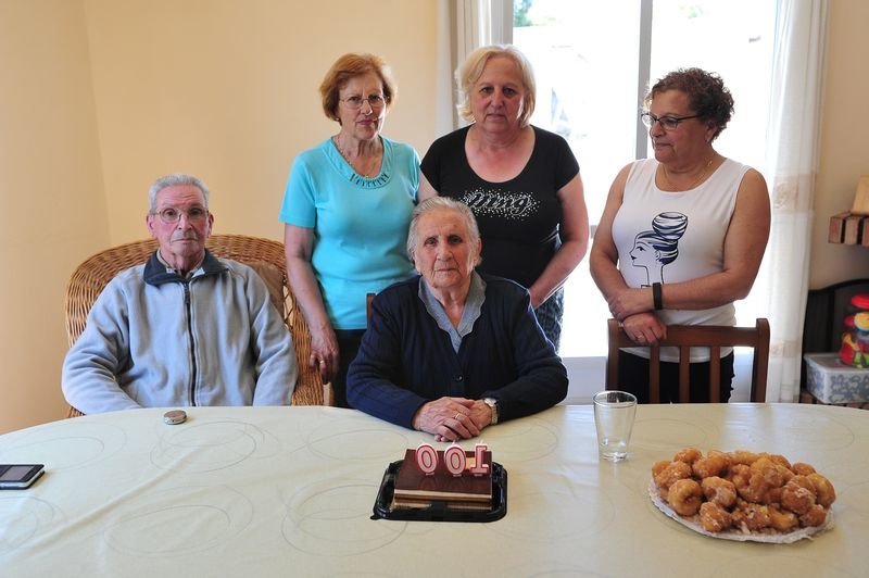 Mariví Rodríguez, Pilar Riós, Josefa Rivas, Concepción Labrador y Enrique Penín celebran el aniversario (JOSÉ PAZ).