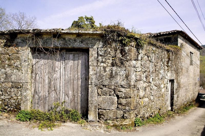 La casa familiar de Xocas está situada en el núcleo de Facós, en Lobeira.