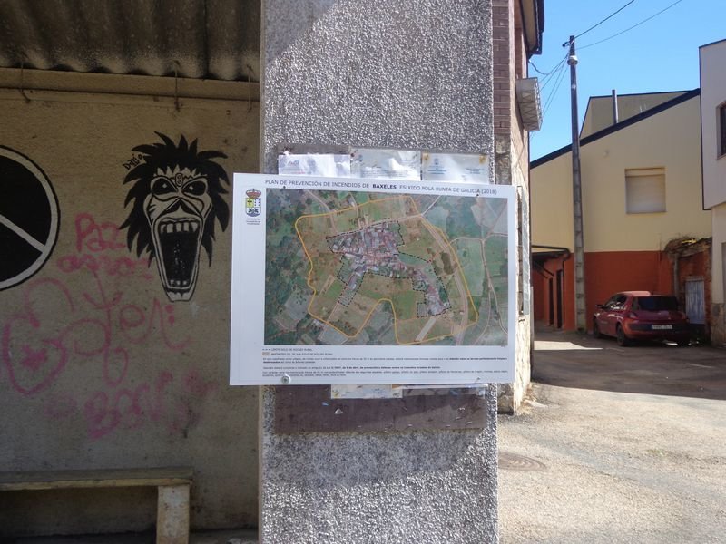 Panel con las fincas de Baxeles, colocado ayer en el pueblo vilamartinés.