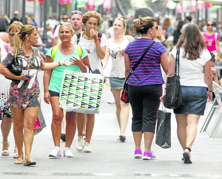 Varios grupos de mujeres, de compras por las calles de Madrid.